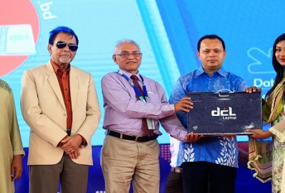দুই হাজার শিক্ষার্থী পেলেন বিনামূল্যে ল্যাপটপ!